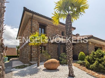 Casa amb balcó en venda a Colunga