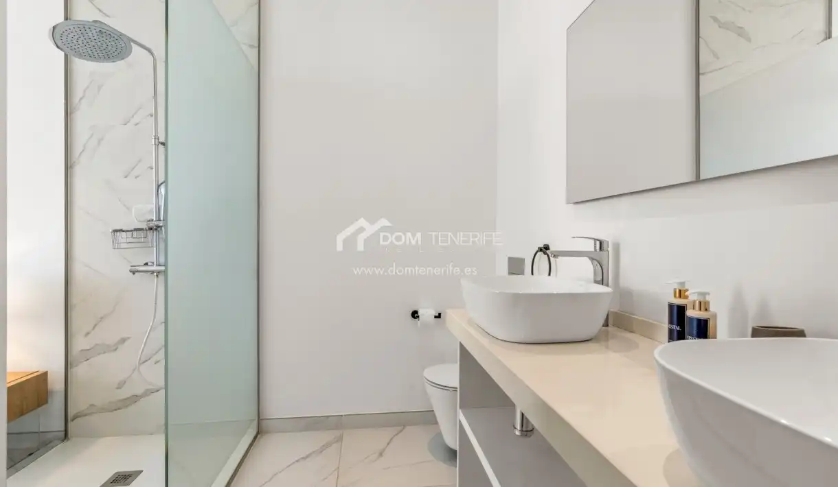Baño de Piso en venta en Santiago del Teide con Terraza, Trastero y Piscina