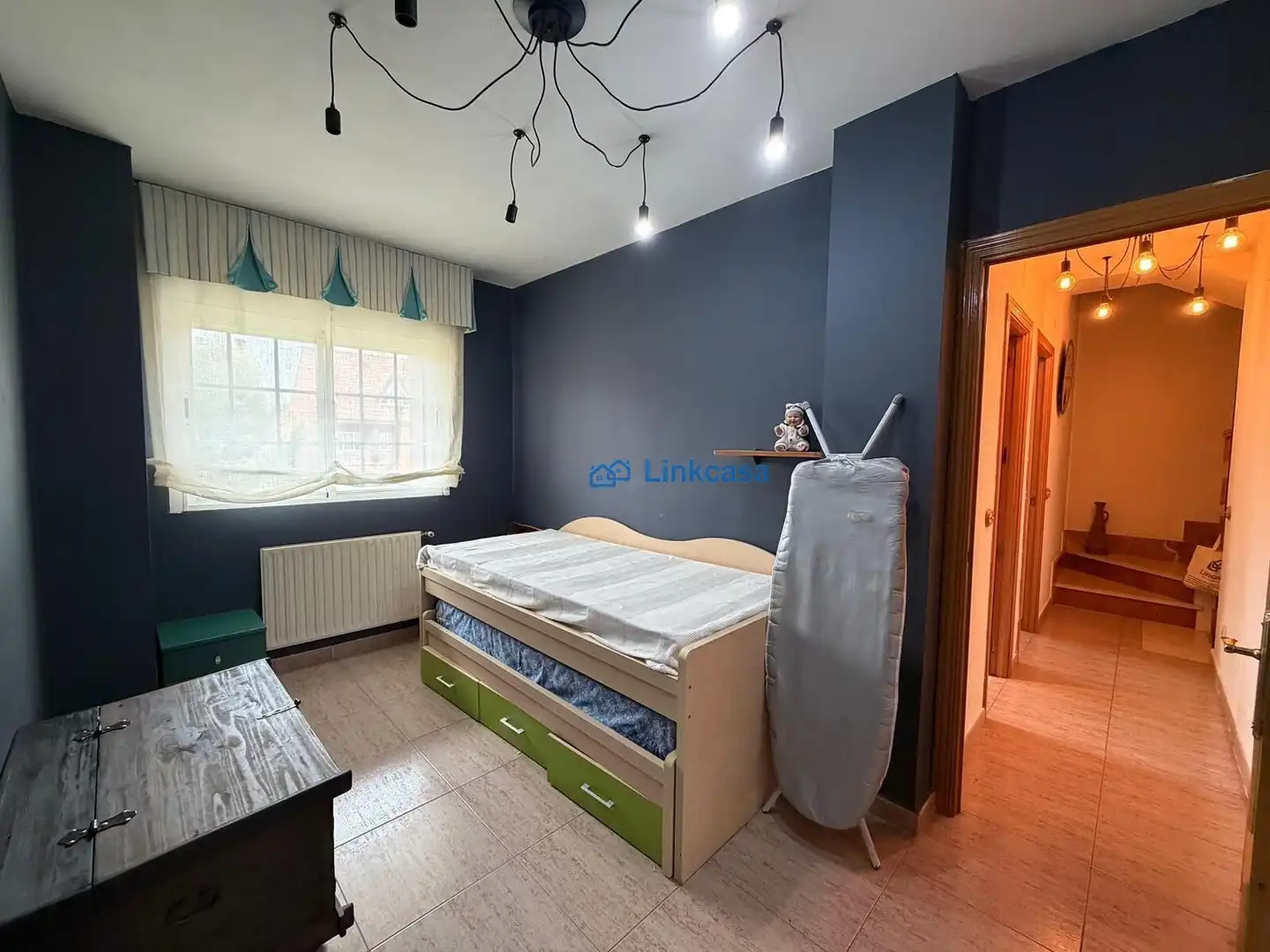 Habitación de Casa adosada en venta en Velilla de San Antonio con Aire acondicionado, Calefacción y Jardín privado