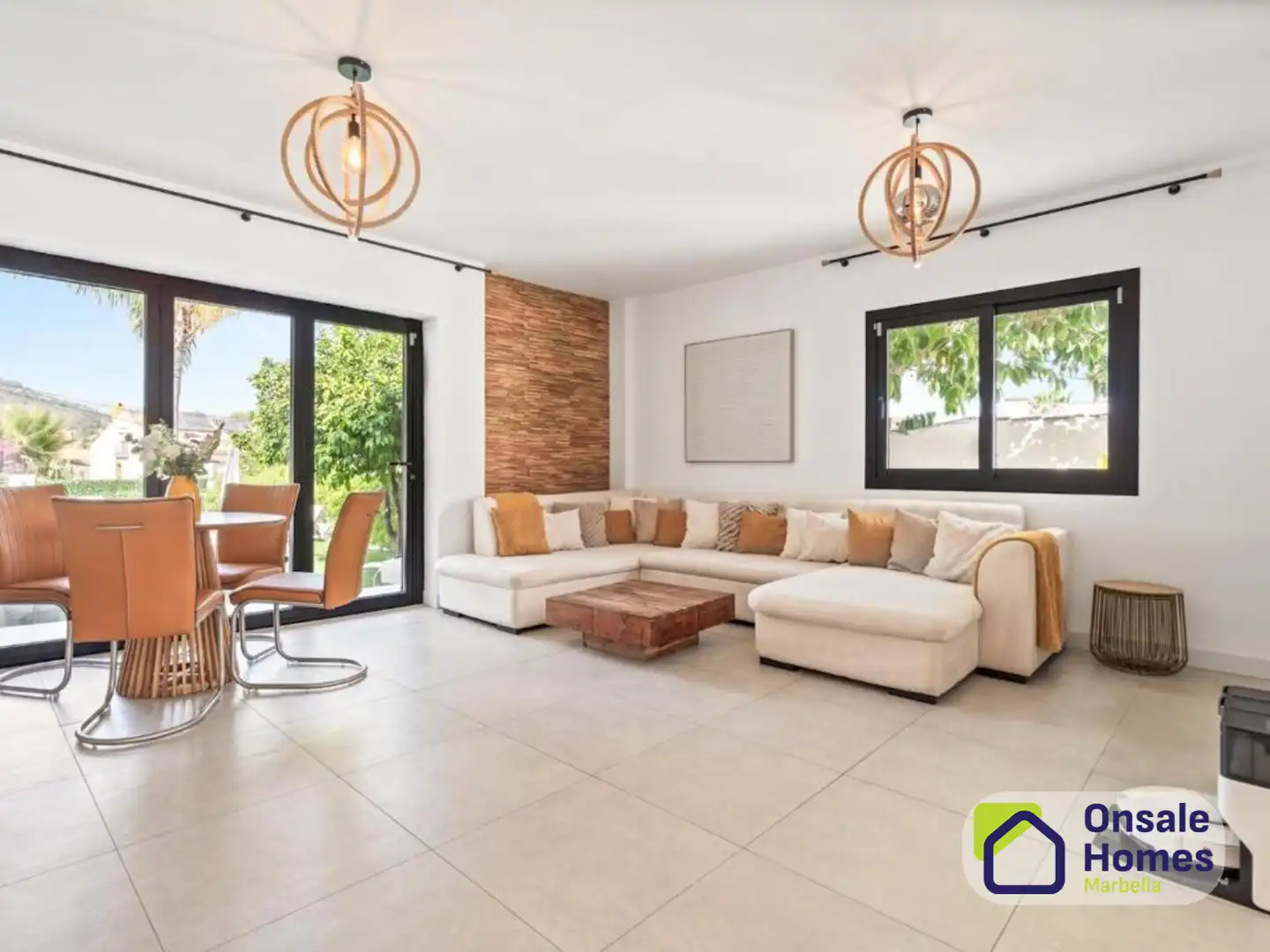 Sala d'estar de Casa o xalet en venda en Marbella amb Aire condicionat, Jardí privat i Terrassa