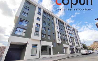 Vista exterior de Àtic en venda en Oviedo  amb Calefacció, Terrassa i Traster