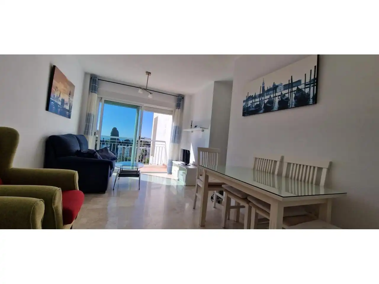 Sala d'estar de Apartament en venda en Benalmádena amb Aire condicionat, Jardí privat i Terrassa
