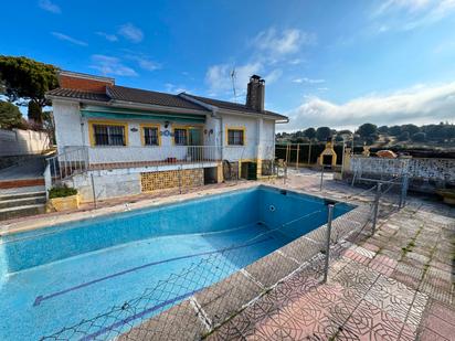 Swimming pool of House or chalet for sale in Ribatejada  with Air Conditioner, Heating and Private garden