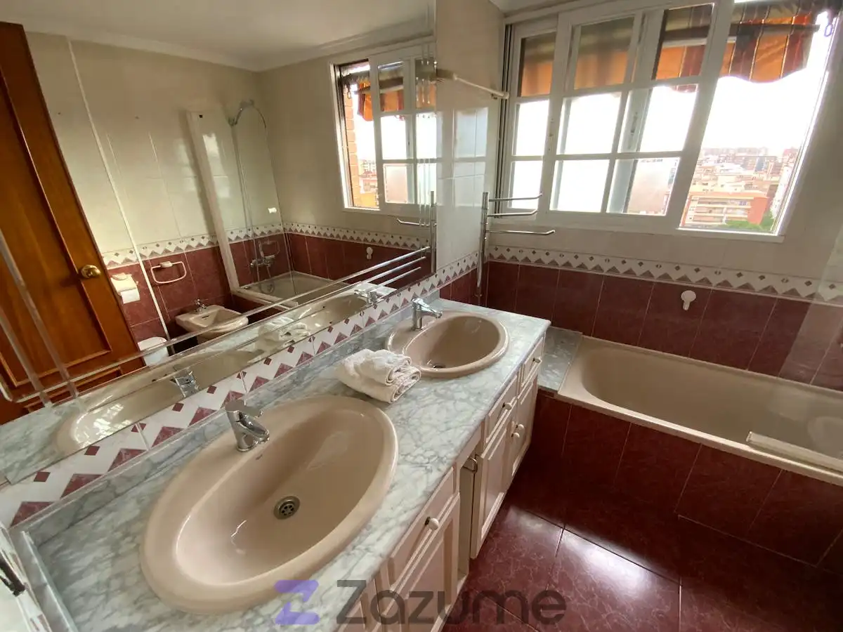 Badezimmer von Wohnung zur Miete in Valencia mit Klimaanlage, Heizung und Terrasse