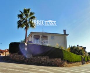 Vista exterior de Casa o xalet en venda en Cáceres Capital amb Aire condicionat, Terrassa i Piscina