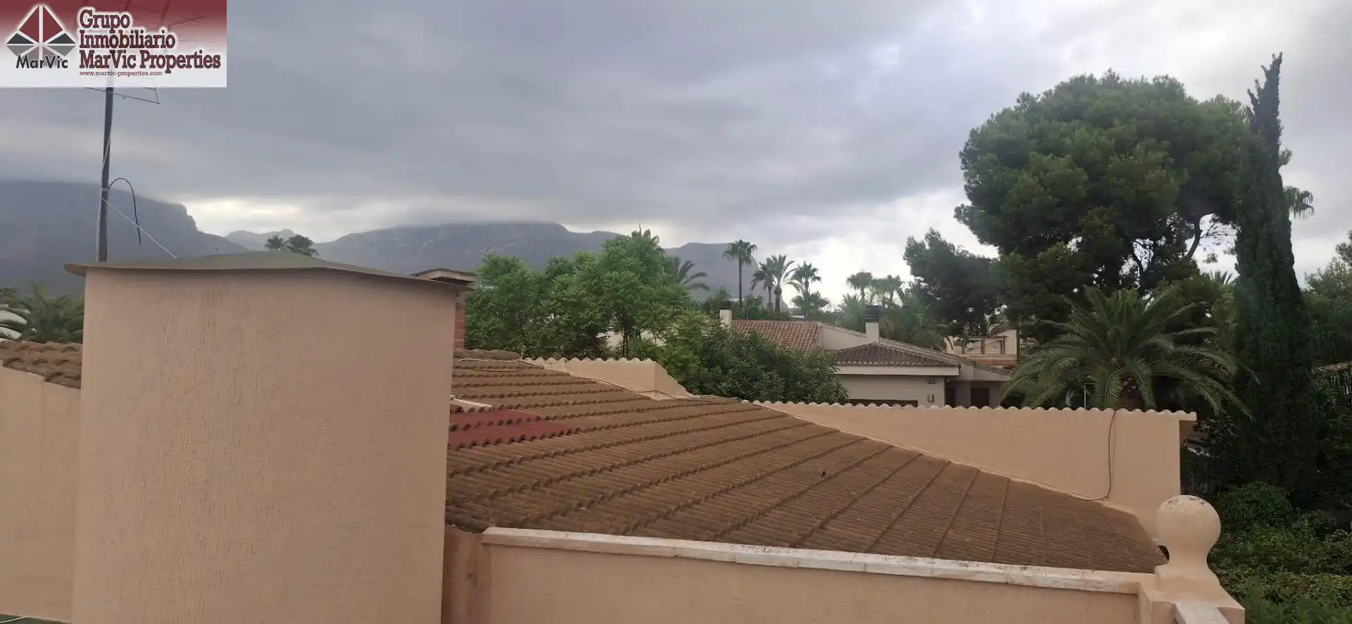 Vista exterior de Casa o xalet en venda en Benidorm amb Aire condicionat, Jardí privat i Terrassa