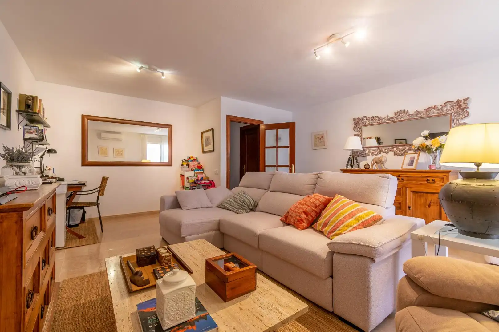 Sala de estar de Casa adosada en venta en Almería con Aire acondicionado, Calefacción y Terraza