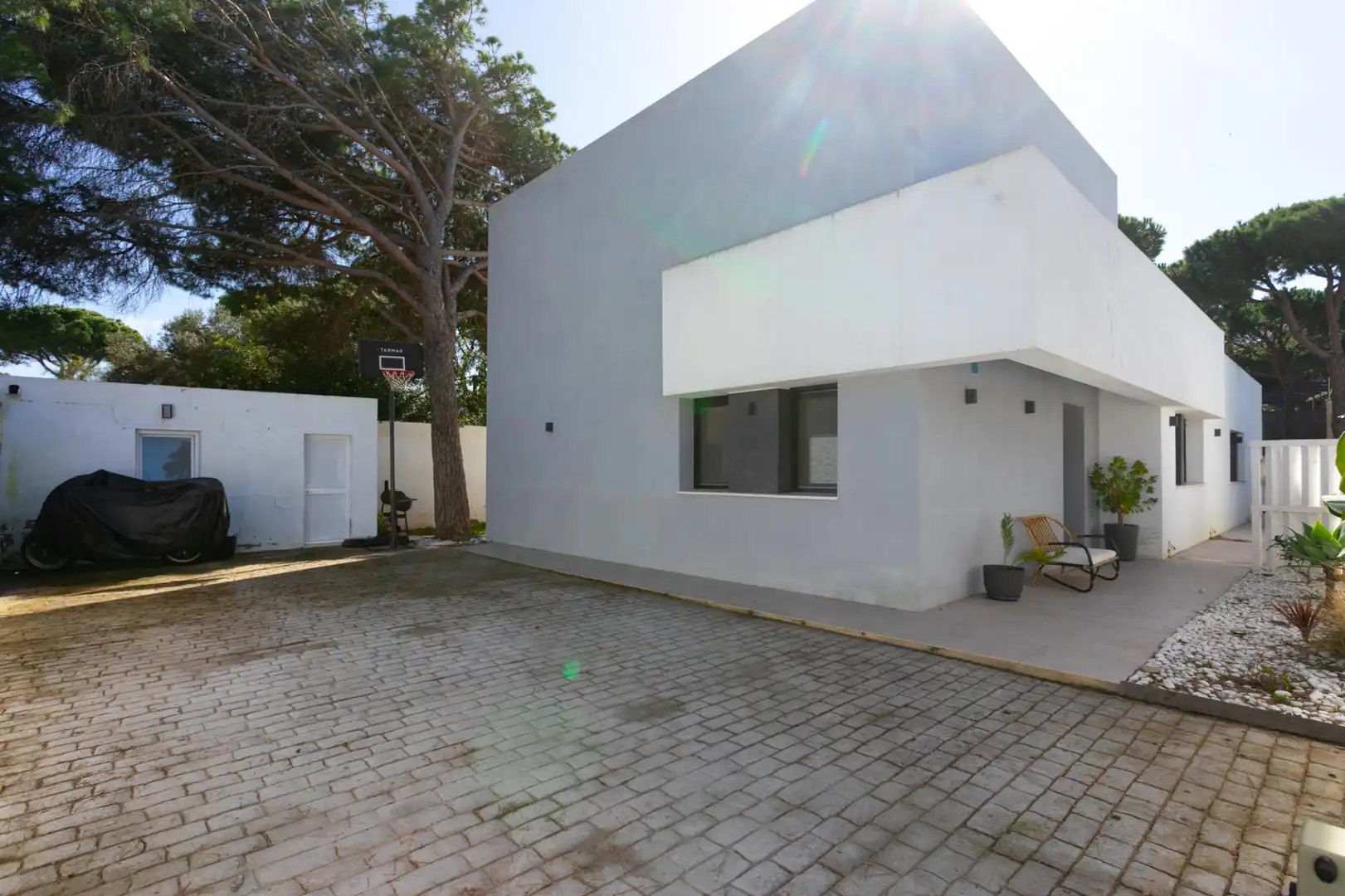 Vista exterior de Casa o xalet en venda en Chiclana de la Frontera amb Jardí privat, Terrassa i Piscina