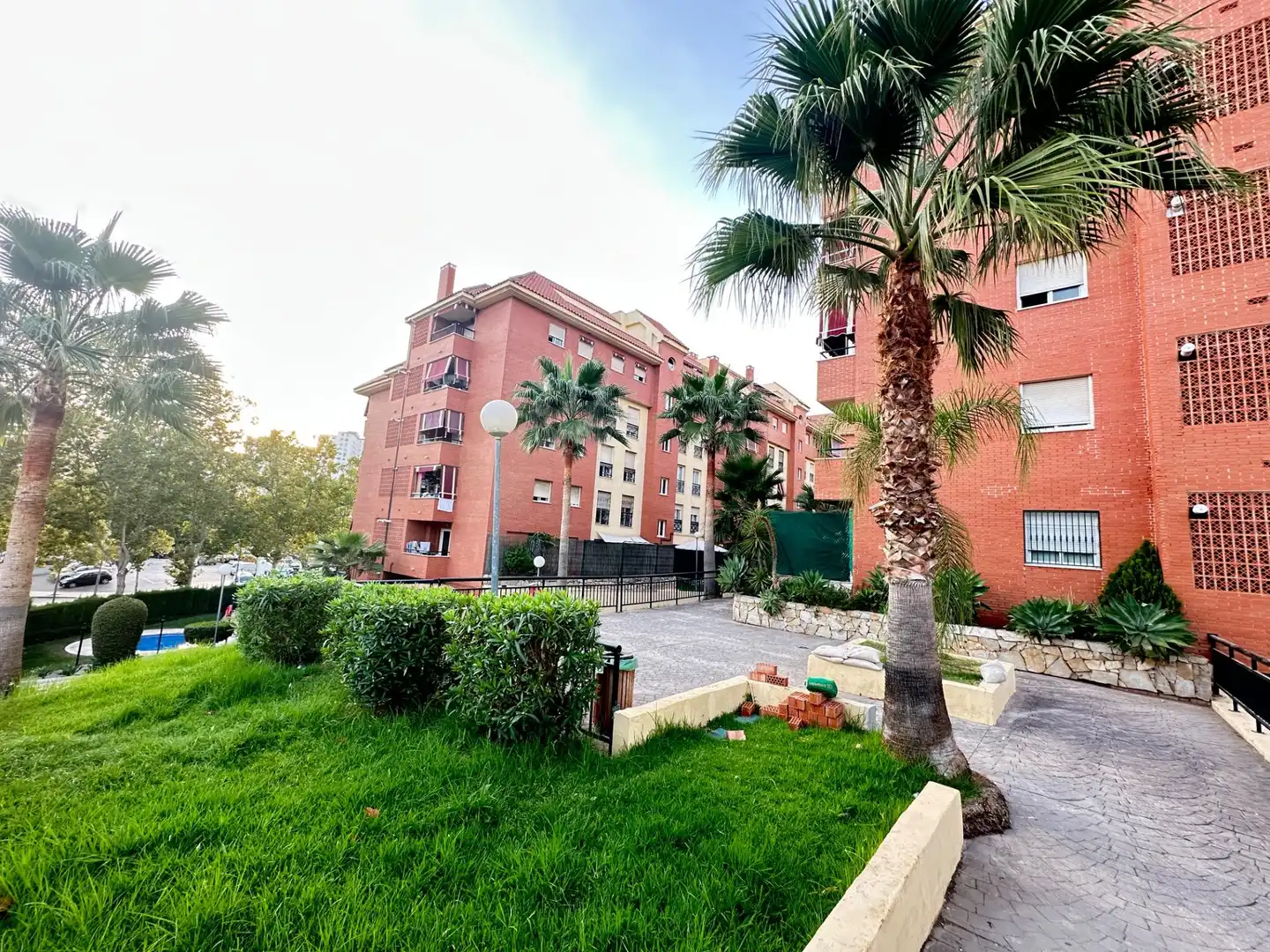 Vista exterior de Àtic en venda en Marbella amb Aire condicionat, Jardí privat i Terrassa