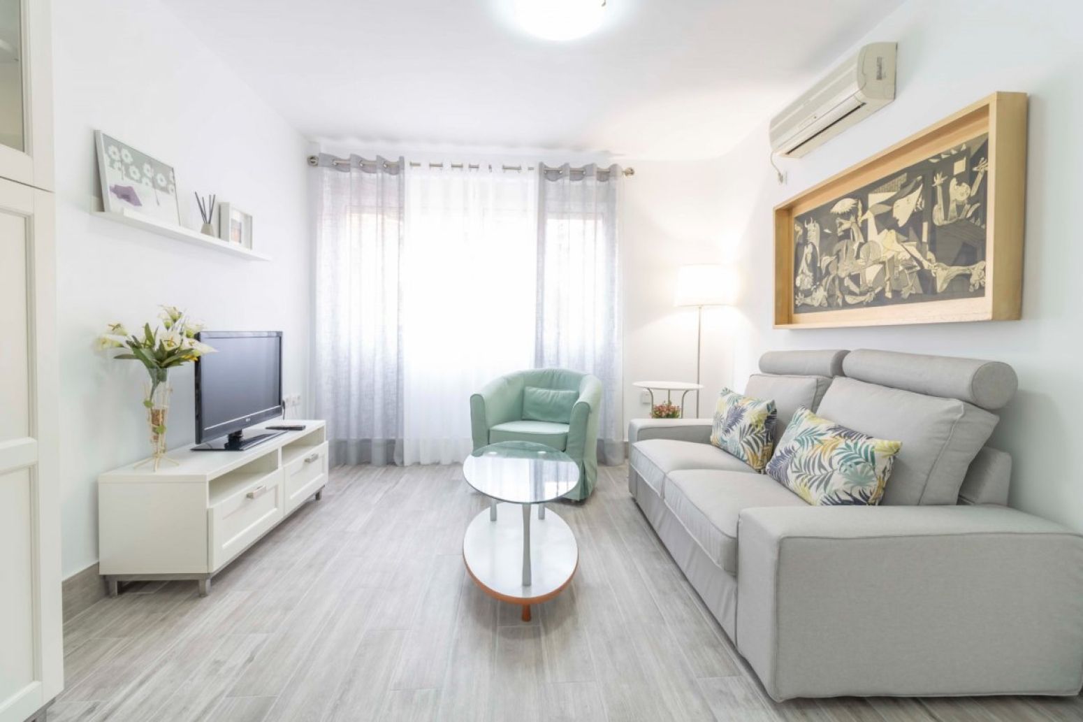 Living room of Flat to rent in  Sevilla Capital  with Air Conditioner, Heating and Furnished