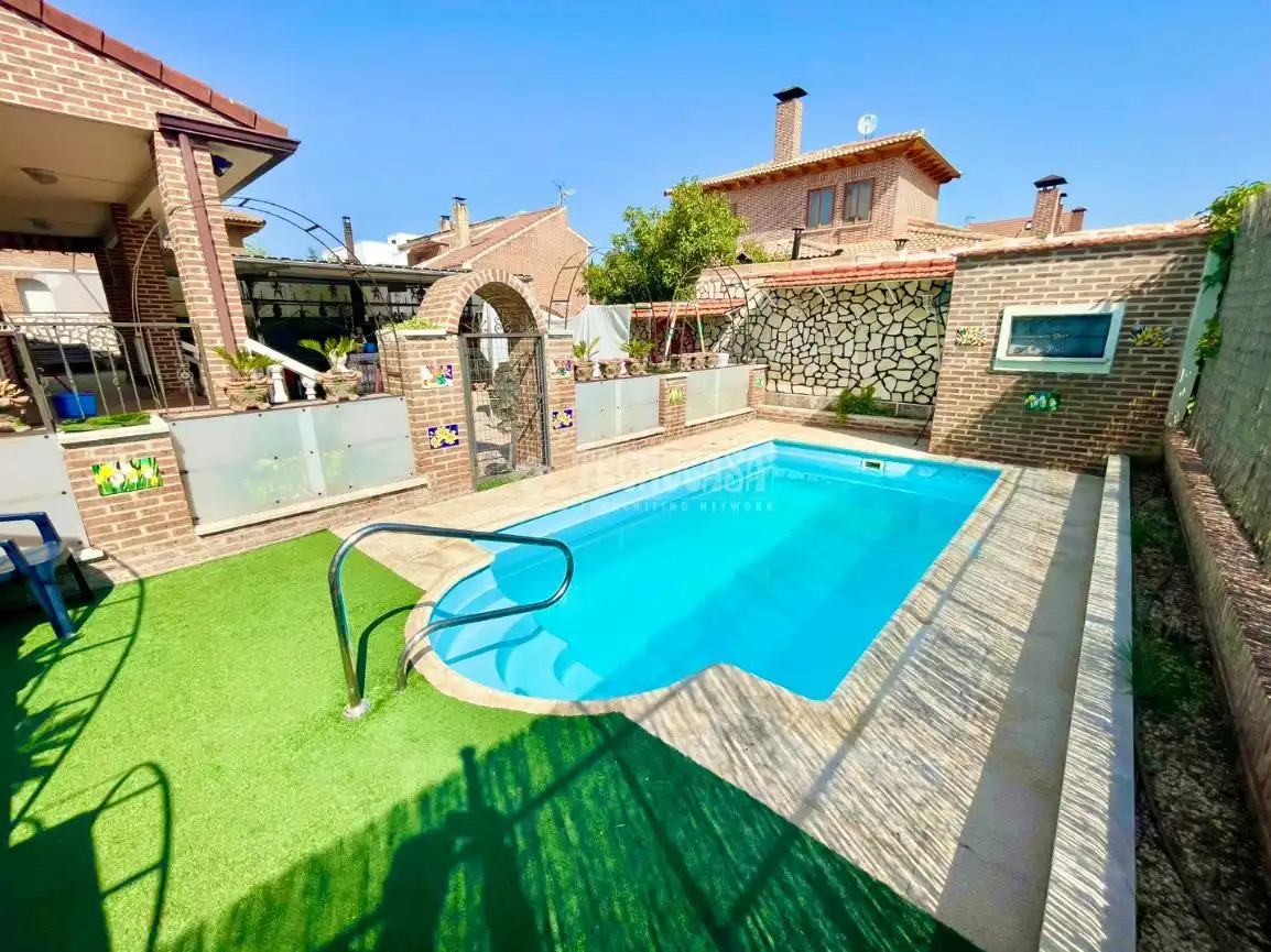 House with terrace for sale in Cabanillas del Campo