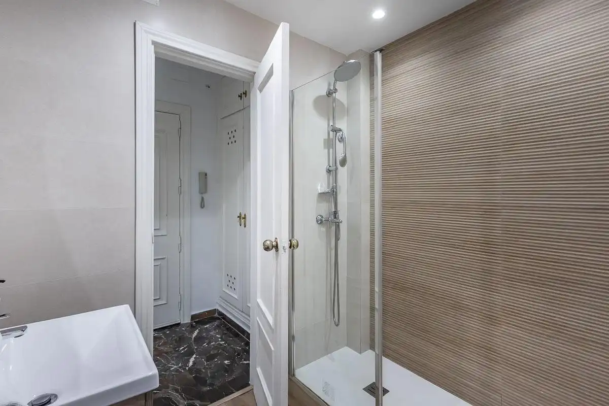 Bathroom of Flat for sale in Granada  with Balcony