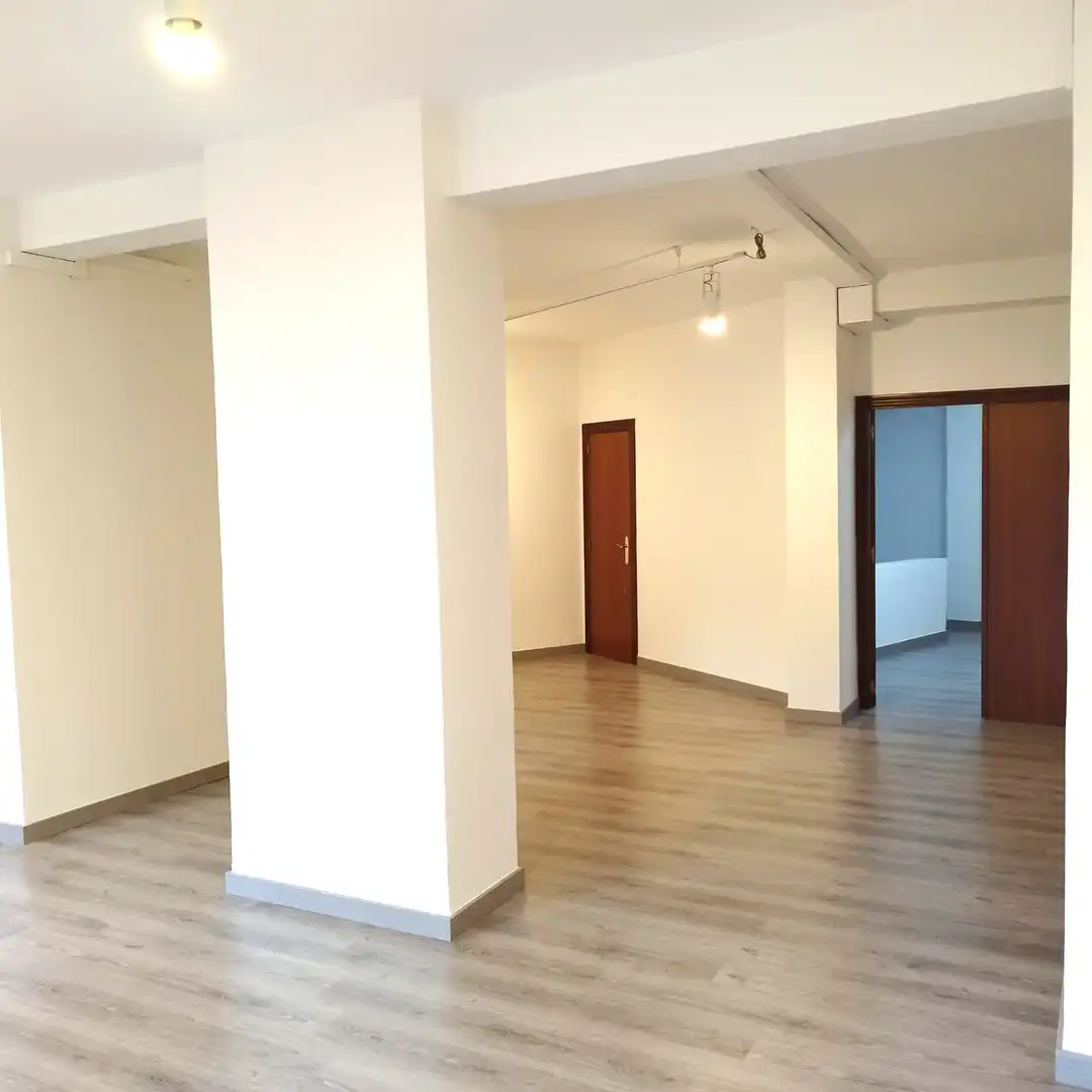 Commercial properties for sale in Barcelona  with Parquet flooring