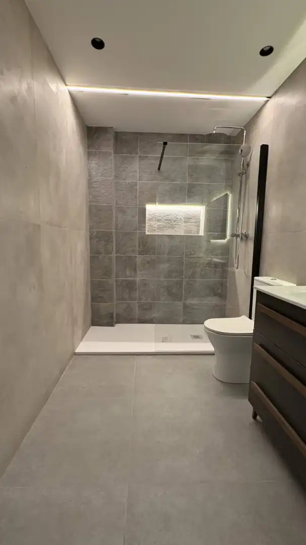 Badezimmer von Wohnung zur Miete in Aldaia mit Klimaanlage, Heizung und Parkett