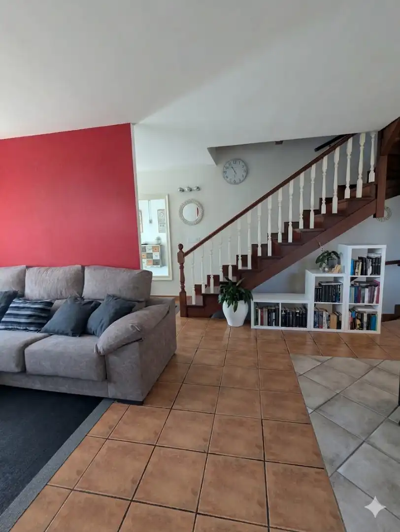 Wohnzimmer von Einfamilien-Reihenhaus zum Verkauf in Amorebieta-Etxano mit Privatgarten, Terrasse und Balkon