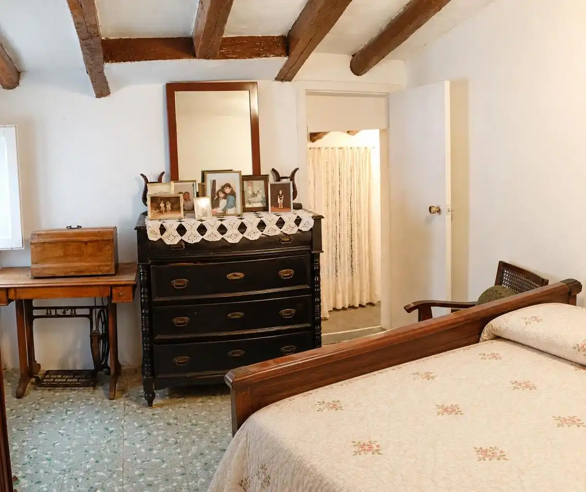 Dormitori de Casa o xalet en venda en Sabiñán amb Jardí privat, Terrassa i Moblat
