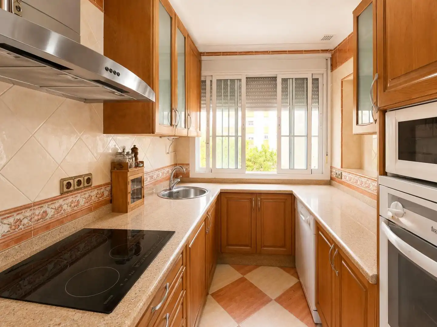 Küche von Wohnung zum Verkauf in Jerez de la Frontera mit Klimaanlage, Privatgarten und Möbliert