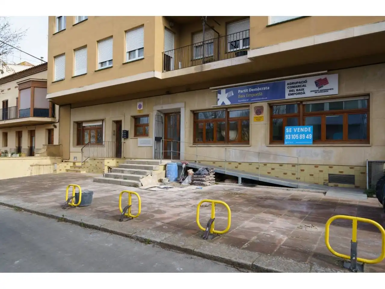 Außenansicht von Büro zur Miete in La Bisbal d'Empordà mit Klimaanlage