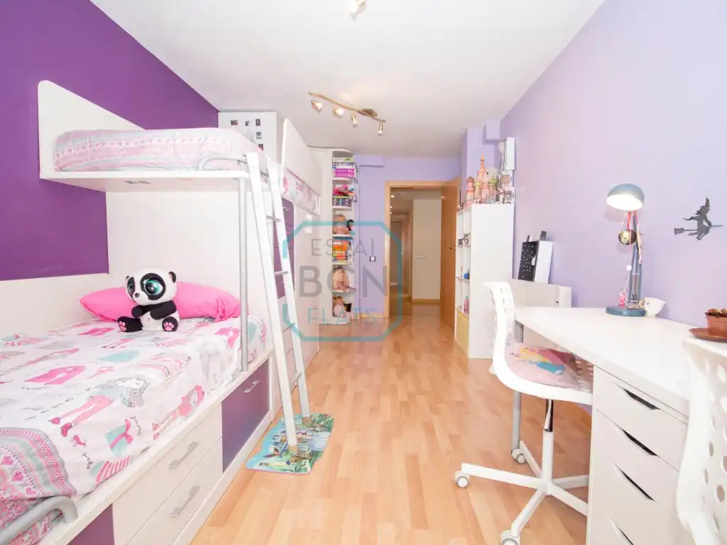 Schlafzimmer von Maisonette zum Verkauf in Barcelona