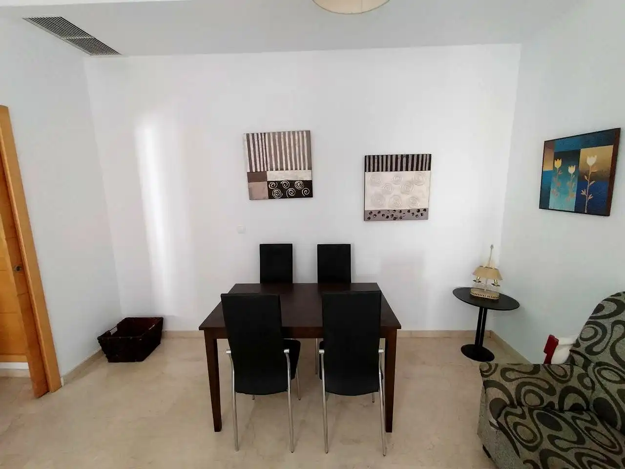 Menjador de Apartament de lloguer en Córdoba amb Aire condicionat i Moblat