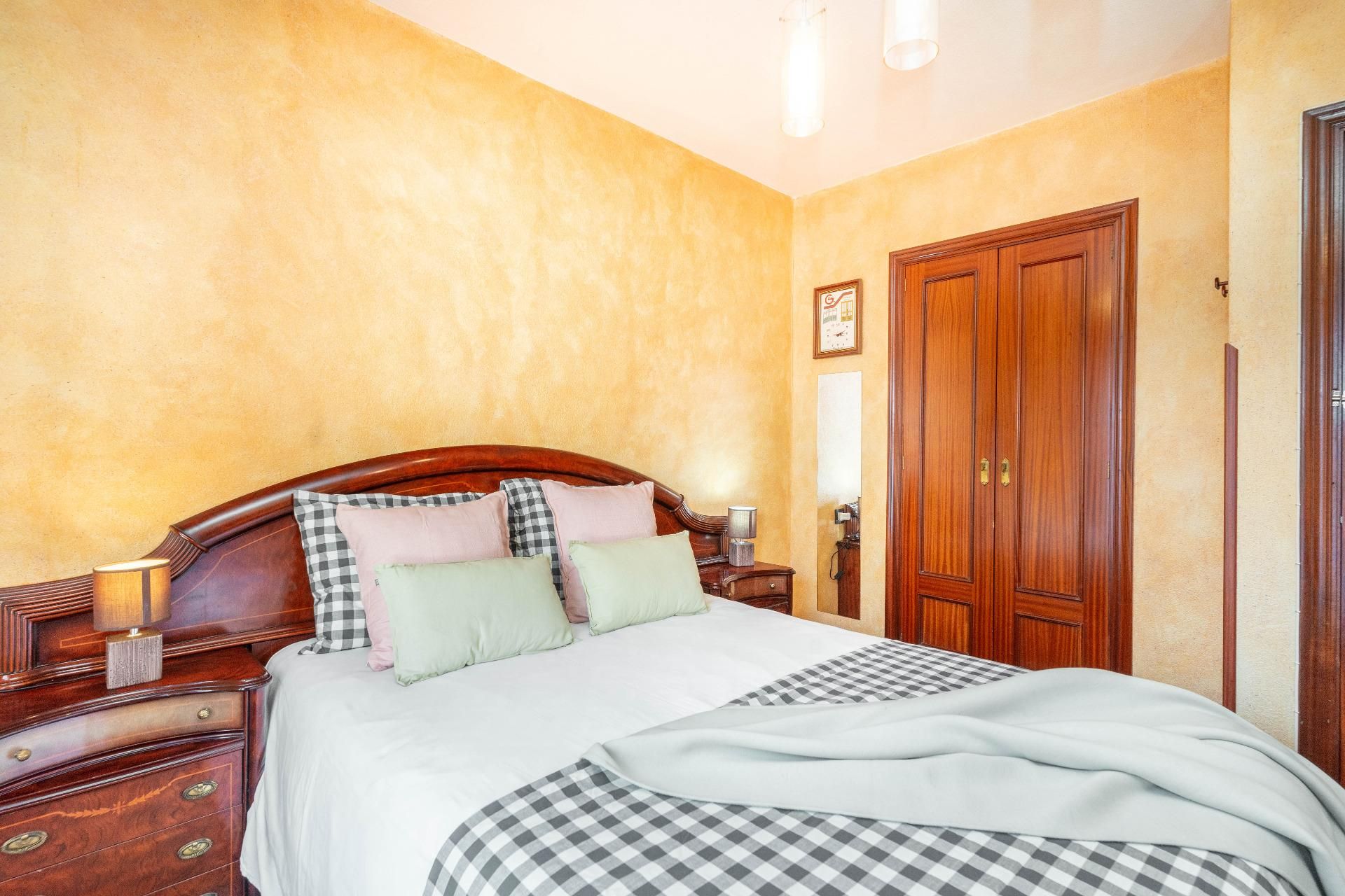 Dormitori de Pis en venda en Oviedo  amb Calefacció