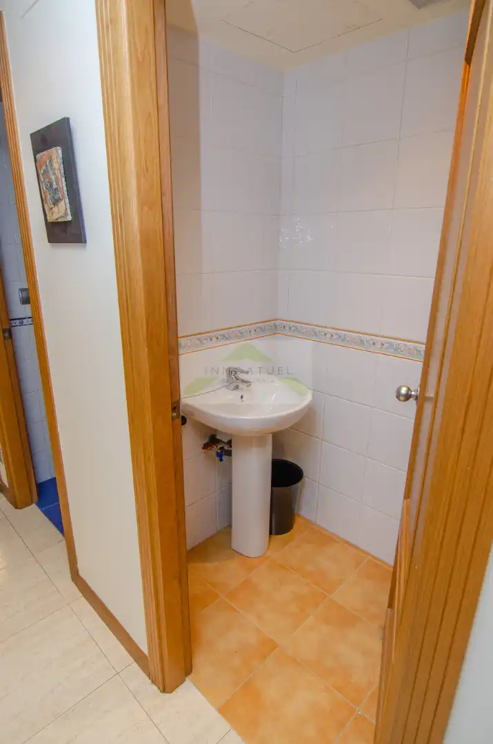 Baño de Local de alquiler en A Coruña Capital  con Amueblado
