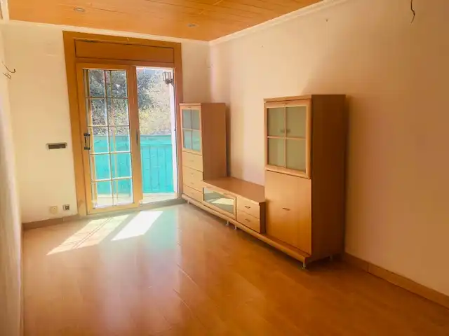 Wohnzimmer von Dachboden zum Verkauf in Santa Coloma de Gramenet mit Parkett und Ofen