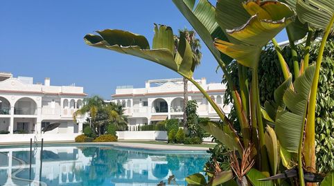 PRECIOSA VIVIENDA EN PLANTA BAJA CON JARDÍN Y PISCINA COMUNITARIA