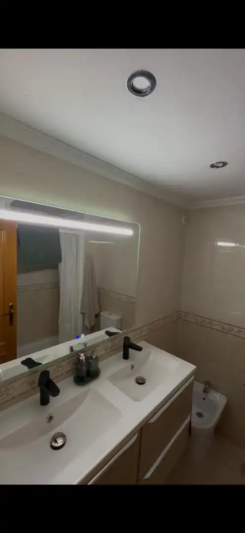 Bathroom of Flat for sale in Sevilla  with Air Conditioner and Terrace