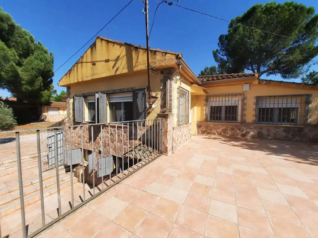 Vista exterior de Casa o chalet en venta en Escalona con Calefacción, Jardín privado y Terraza