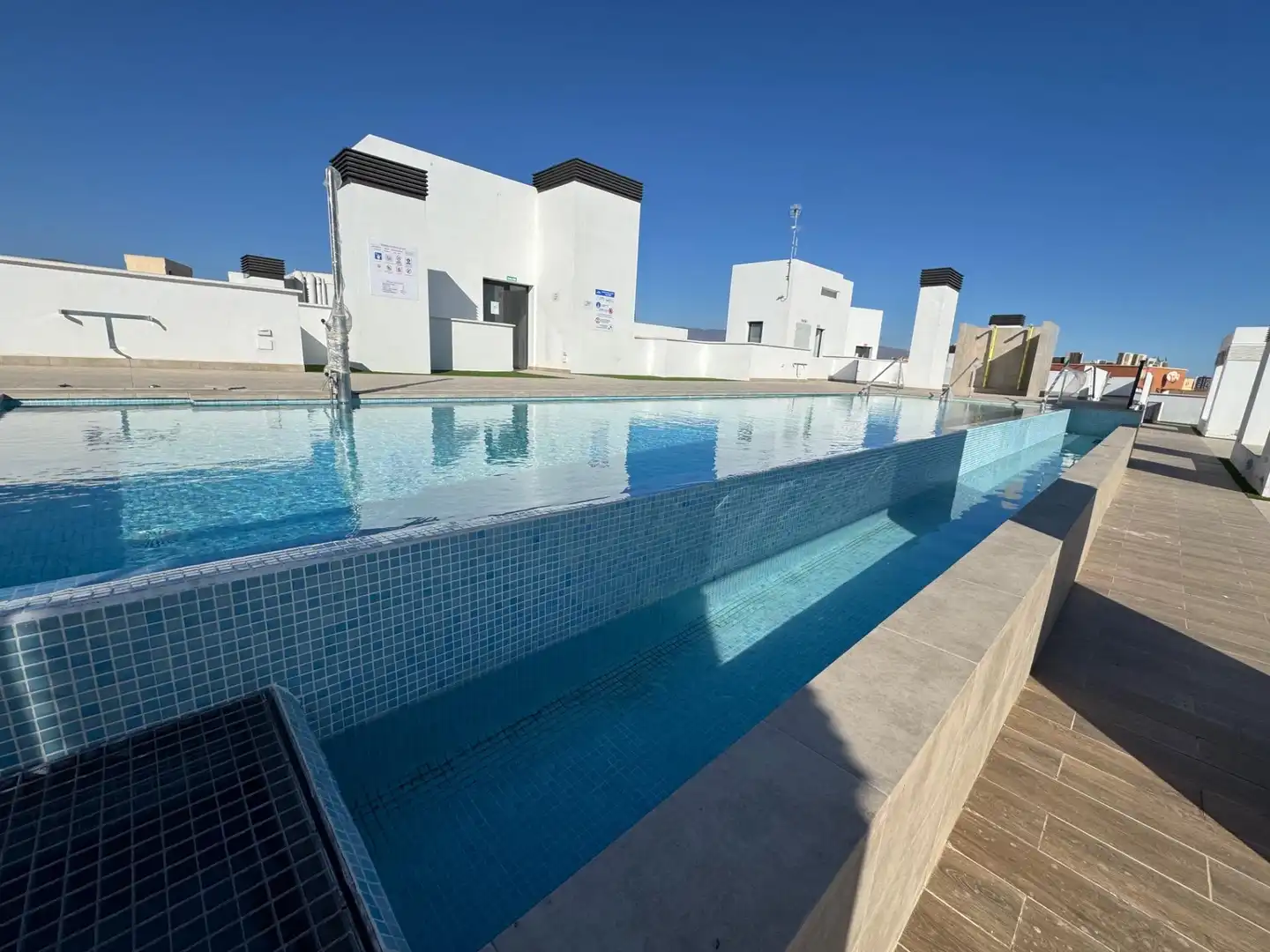 Piscina de Pis de lloguer en Almería amb Aire condicionat, Calefacció i Traster