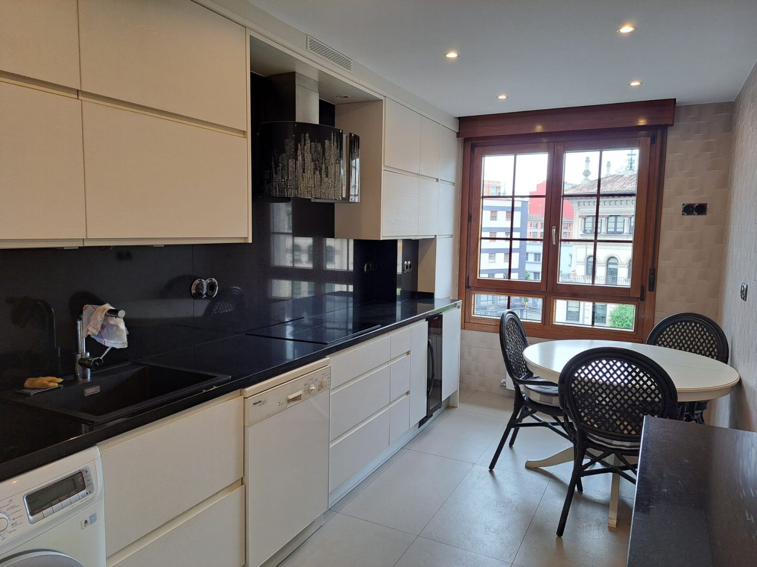 Cocina de Piso de alquiler en Gijón  con Calefacción, Parquet y Amueblado