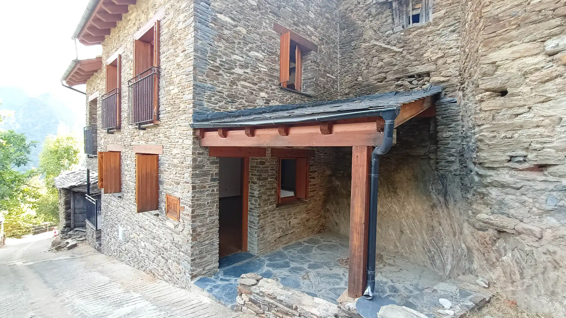Vista exterior de Casa o xalet en venda en La Guingueta d'Àneu amb Balcó