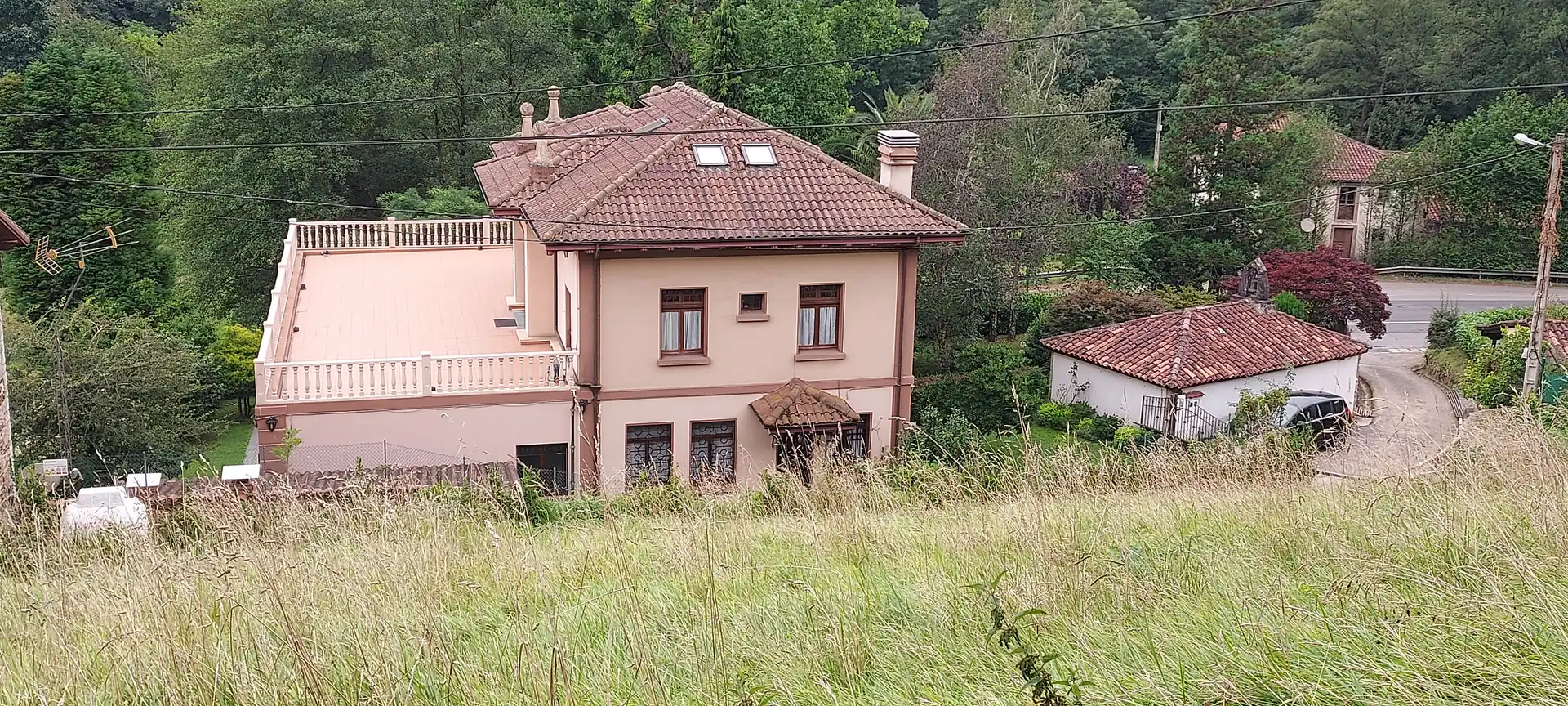 Vista exterior de Finca rústica en venda en Salas amb Calefacció, Jardí privat i Parquet
