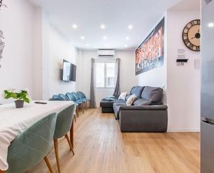 Sala d'estar de Apartament en venda en  Madrid Capital amb Aire condicionat i Moblat