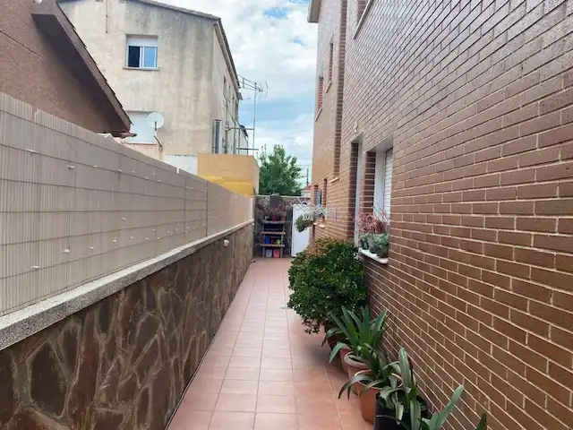 Vista exterior de Casa adosada en venta en Montcada i Reixac con Calefacción, Jardín privado y Terraza
