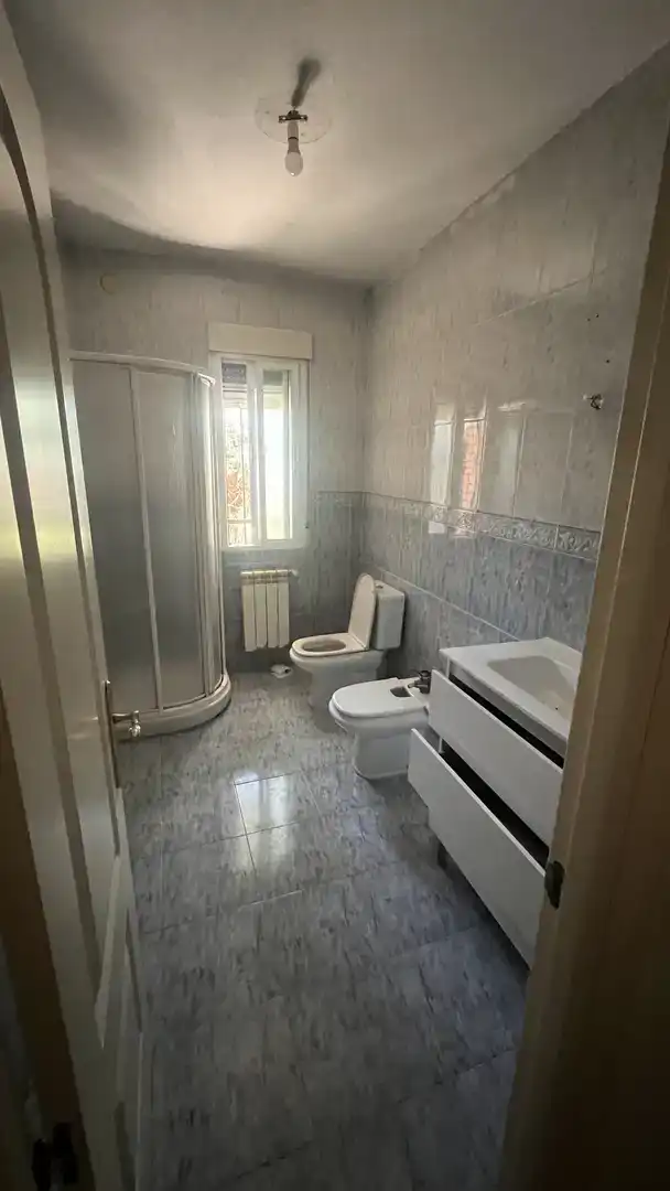 Badezimmer von Wohnung zur Miete in Nuevo Baztán mit Privatgarten, Abstellraum und Schwimmbad