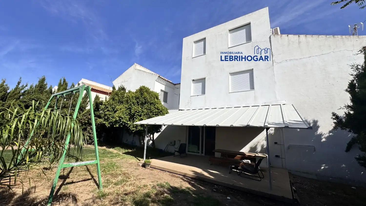 Vista exterior de Casa adosada en venta en Lebrija con Aire acondicionado, Calefacción y Terraza