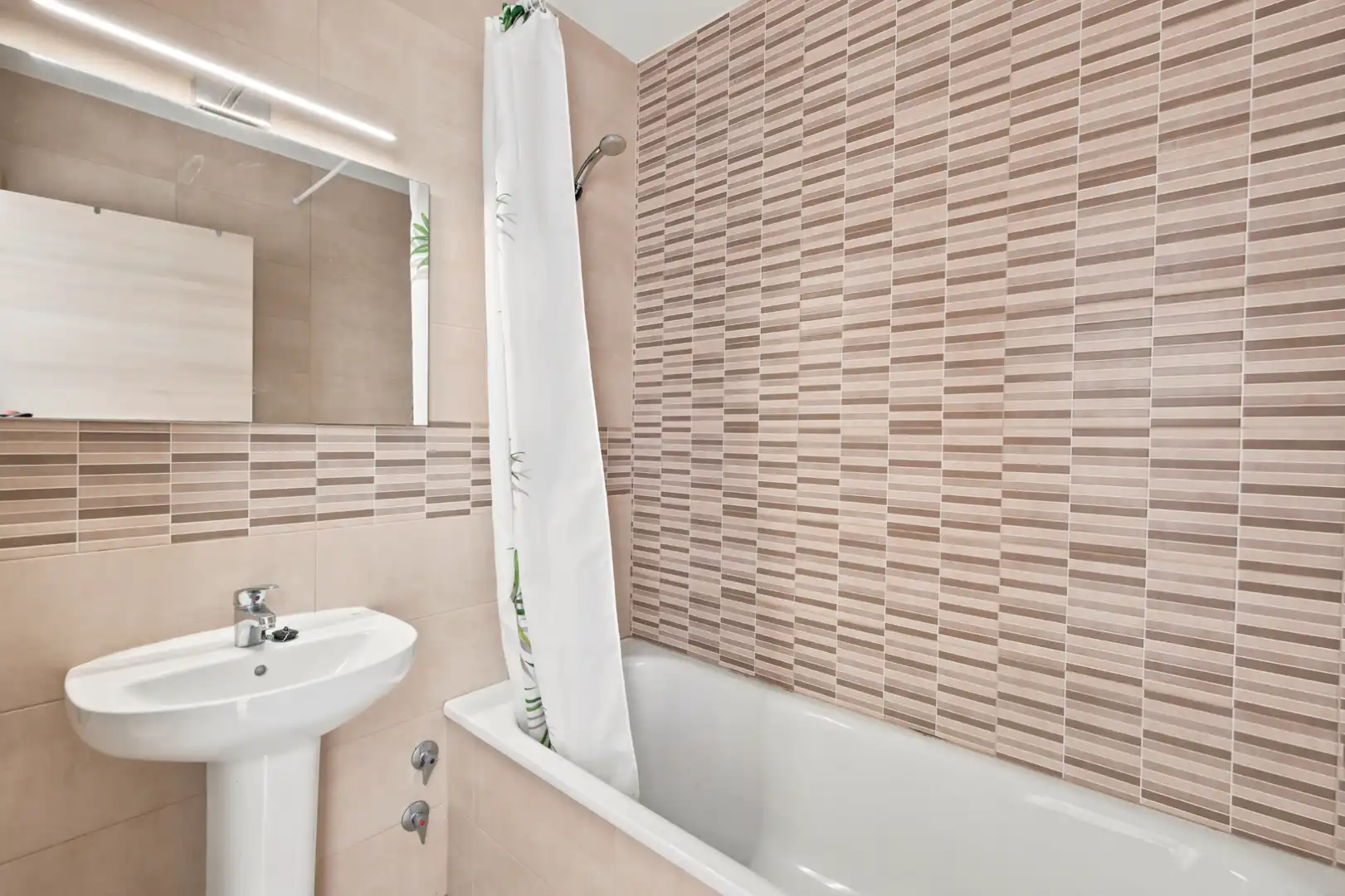 Badezimmer von Einfamilien-Reihenhaus zum Verkauf in Santa Susanna mit Klimaanlage, Privatgarten und Terrasse