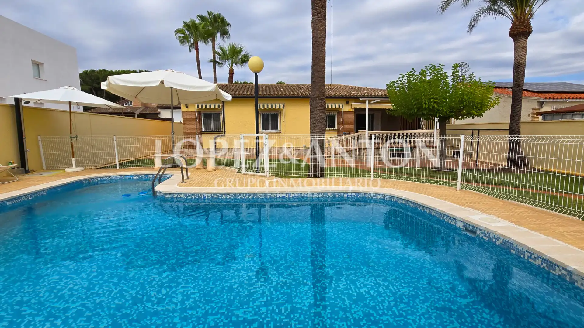Swimming pool of Houses for sale in L'Eliana  with Air Conditioner, Private garden and Terrace