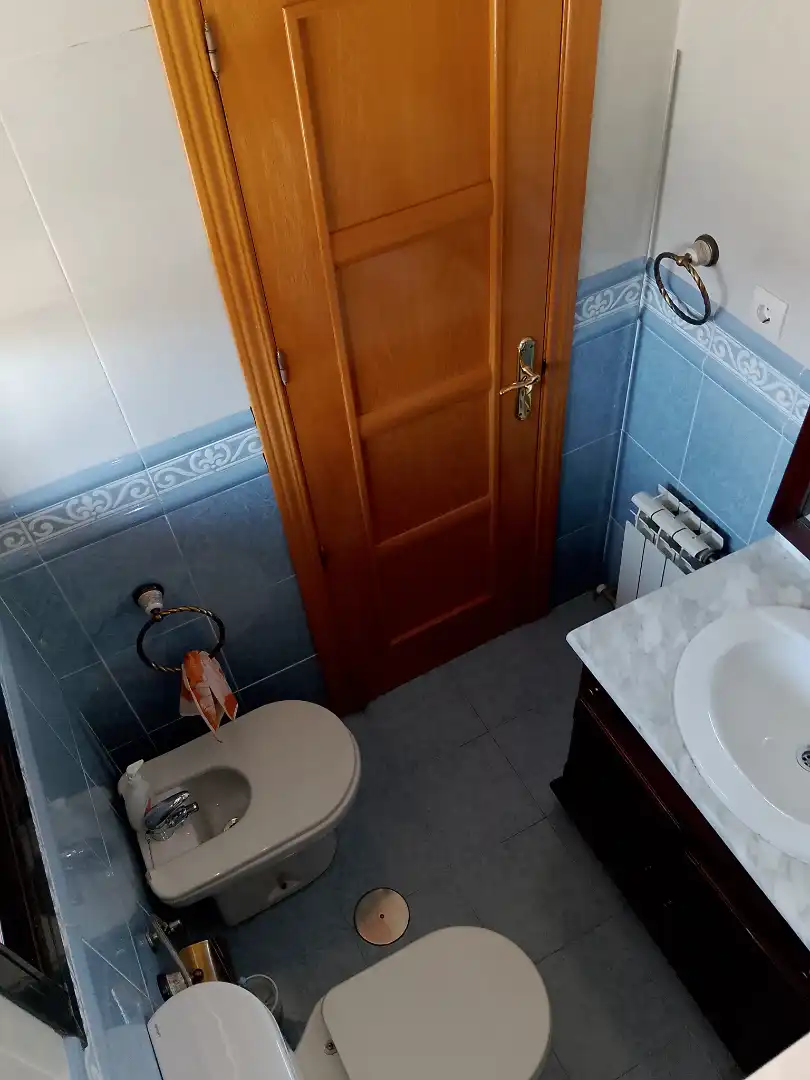 Badezimmer von Einfamilien-Reihenhaus zum Verkauf in Talavera de la Reina mit Klimaanlage, Heizung und Privatgarten