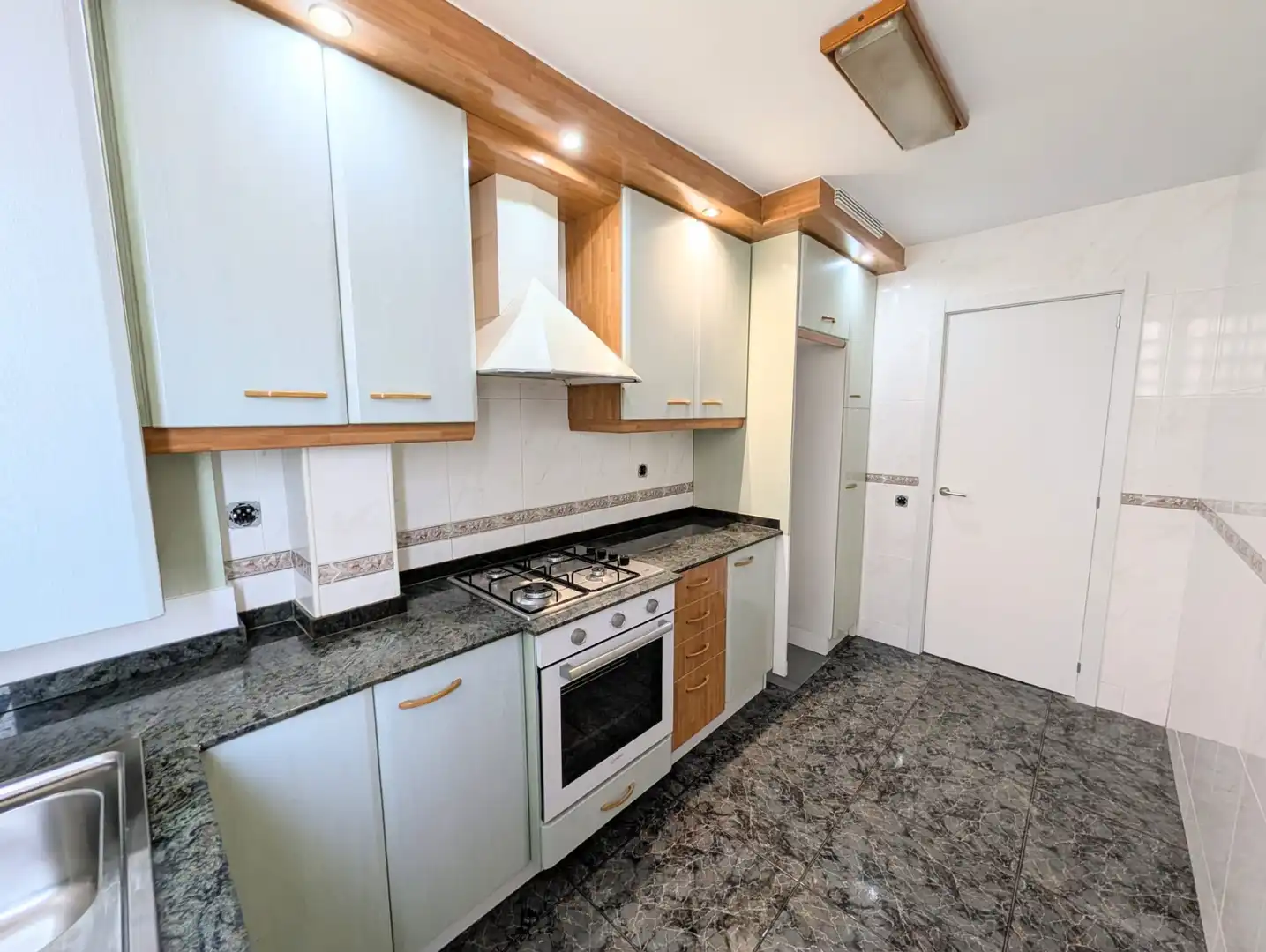Cocina de Piso en venta en Badalona con Aire acondicionado, Calefacción y Horno