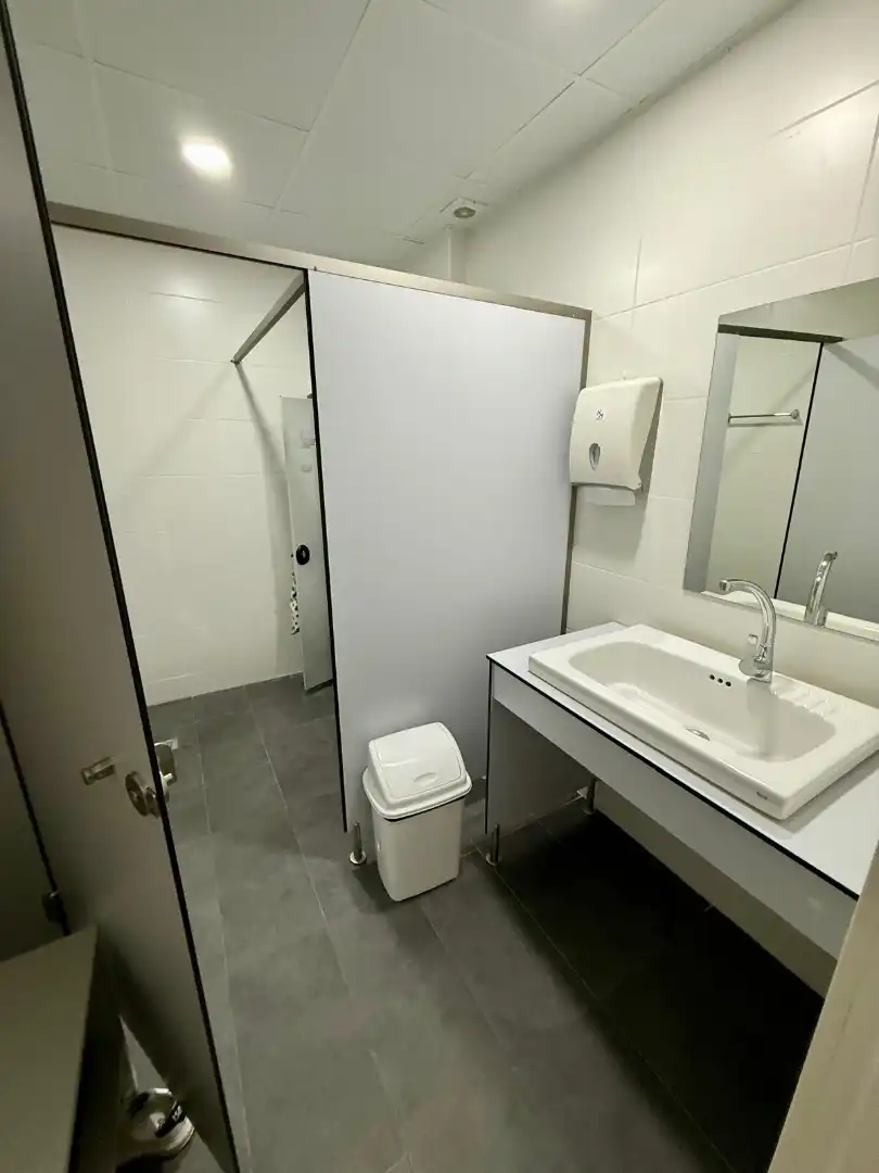 Badezimmer von Fabrikhallen zur Miete in Santa Perpètua de Mogoda