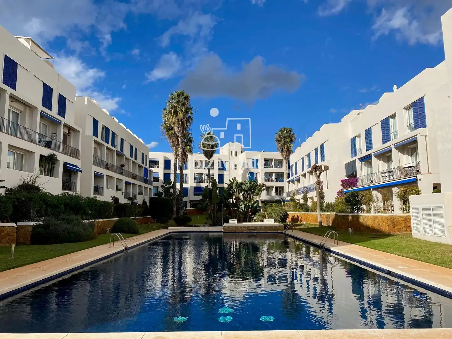 Außenansicht von Dachboden zur Miete in Santa Eulària des Riu mit Terrasse, Schwimmbad und Möbliert