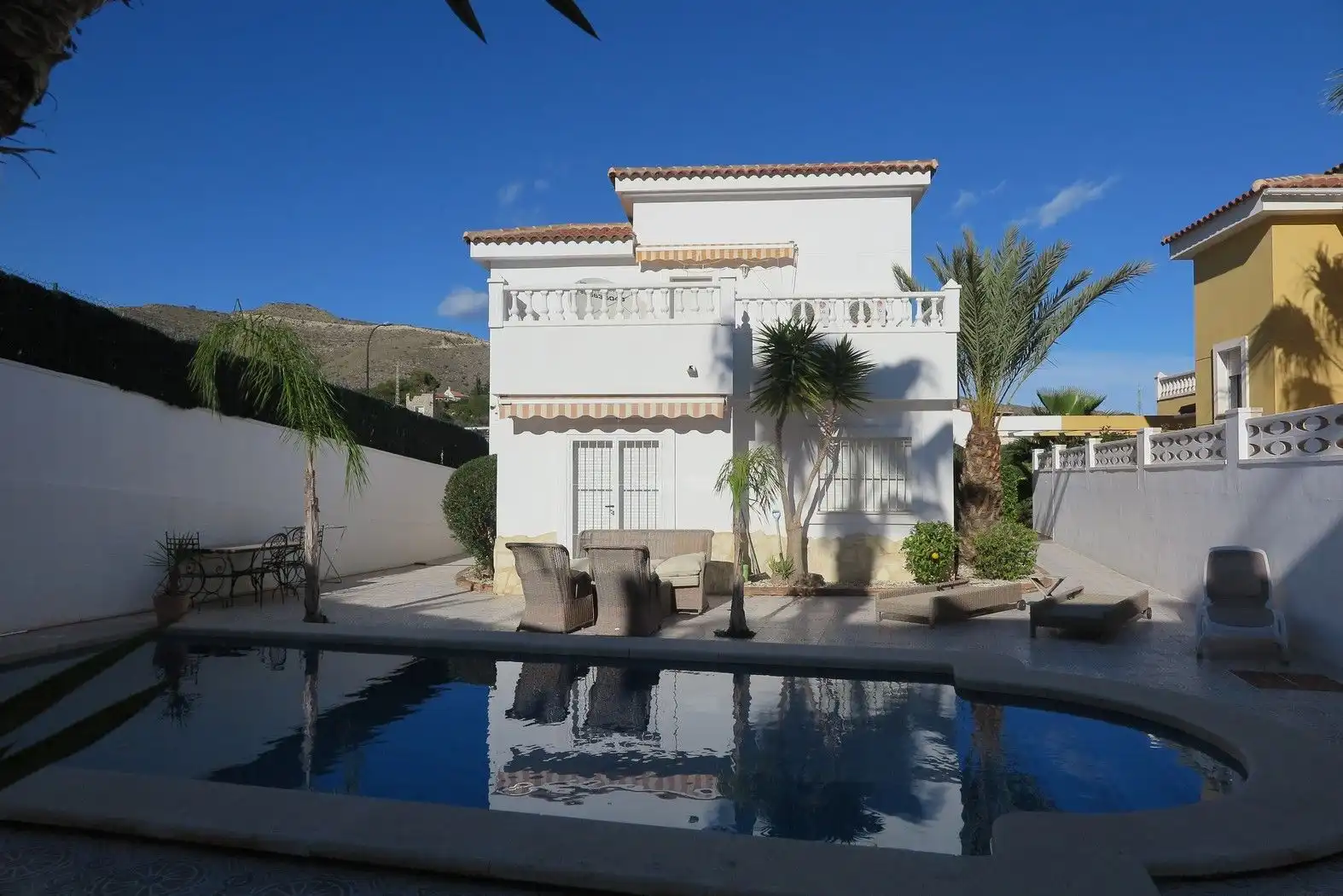 Vista exterior de Casa o xalet en venda en El Campello amb Aire condicionat, Jardí privat i Terrassa
