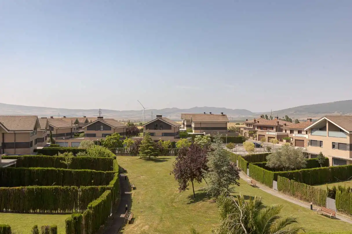 Garten von Einfamilien-Reihenhaus zum Verkauf in Iza / Itza mit Heizung, Privatgarten und Terrasse