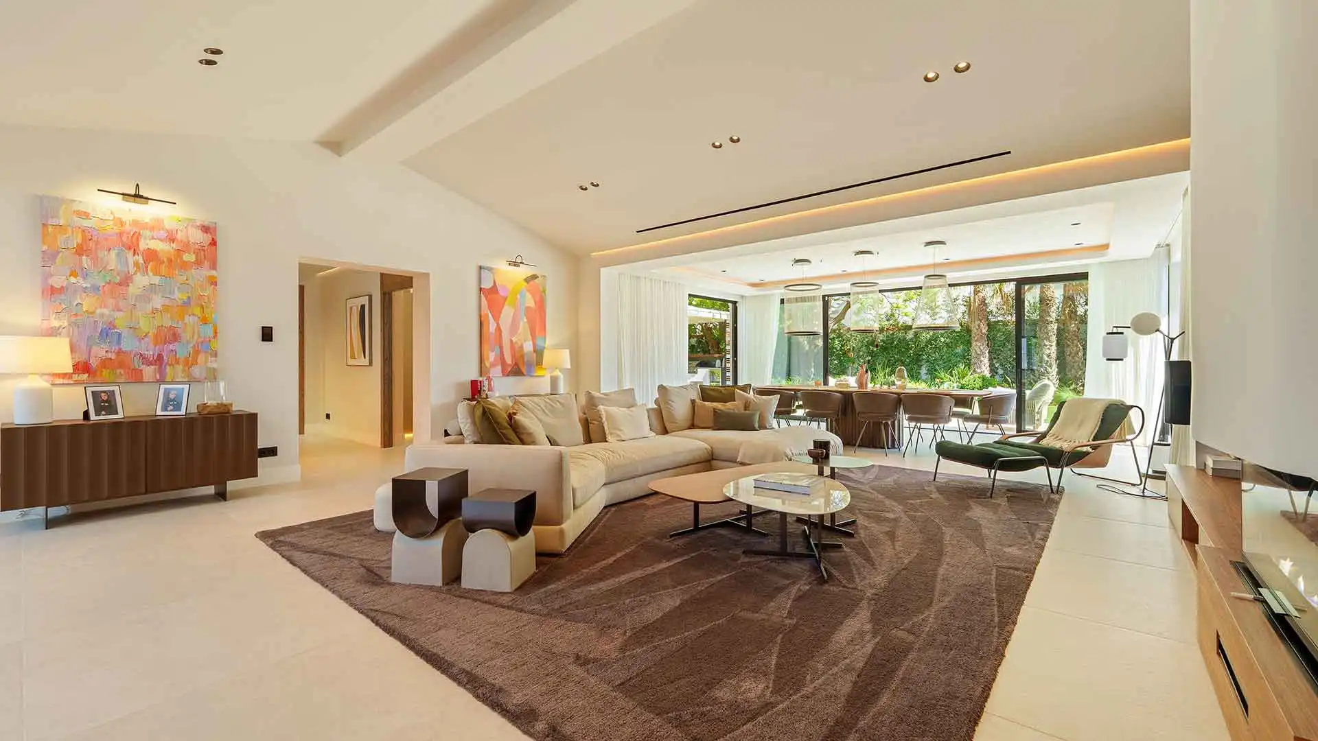 Sala d'estar de Casa o xalet en venda en Marbella amb Aire condicionat, Jardí privat i Terrassa