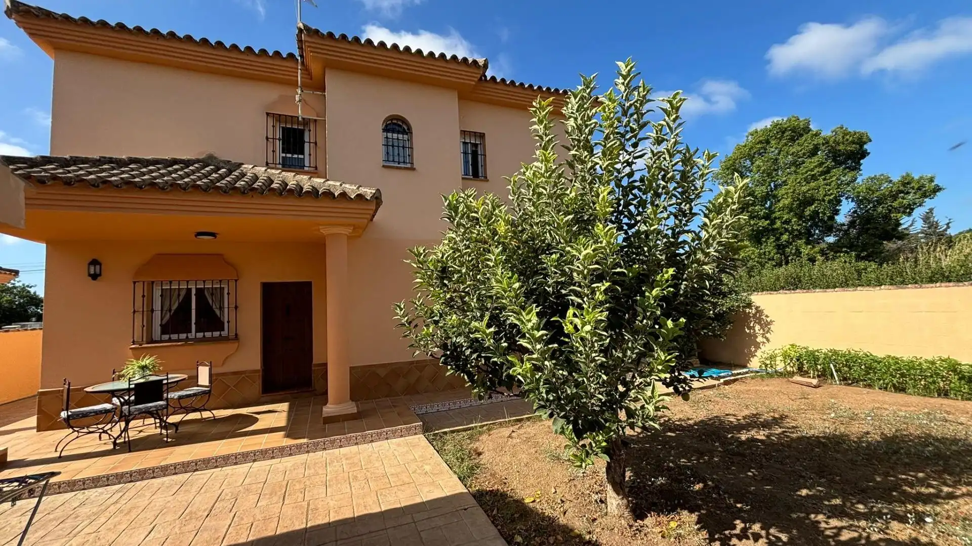 Vista exterior de Casa o xalet en venda en Chiclana de la Frontera amb Aire condicionat, Jardí privat i Traster