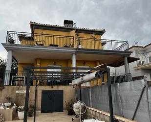 Vista exterior de Casa adosada en venda en Turís amb Aire condicionat, Jardí privat i Terrassa