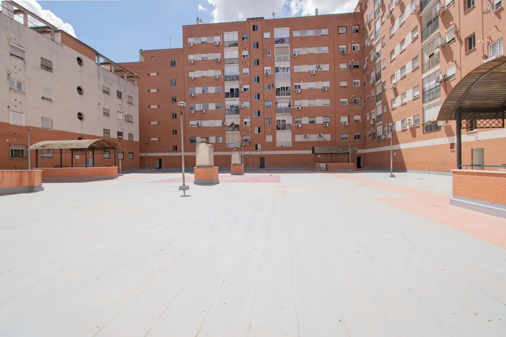 Außenansicht von Wohnung zum Verkauf in Sevilla mit Klimaanlage